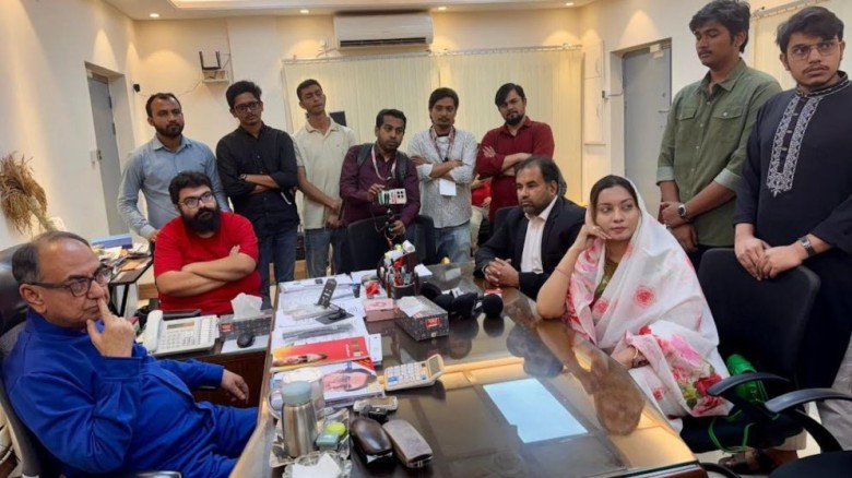 ঢাকা-৮ আসনে প্রতিদ্বন্দ্বী হয়েও সৌজন্য সাক্ষাৎ, মির্জা আব্বাসের চায়ের দাওয়াতে মেঘনা আলম