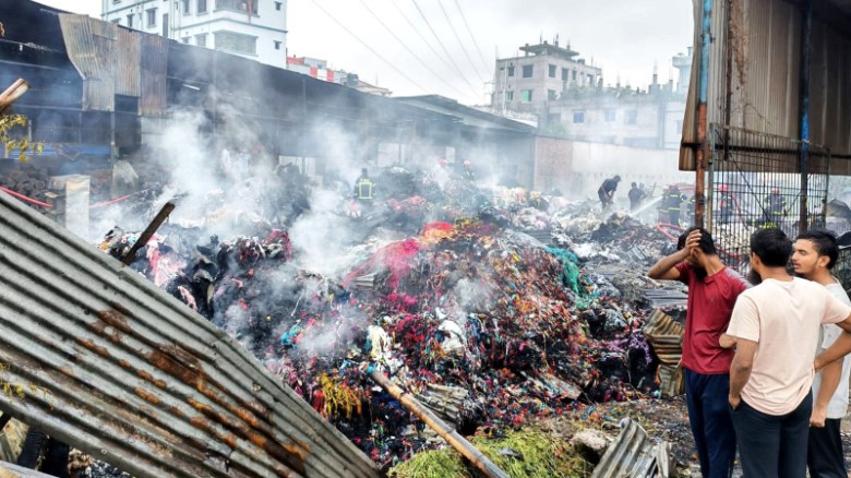 ফতুল্লায় জুটের গুদামে ভয়াবহ আগুন, ৪০ লাখ টাকার ক্ষয়ক্ষতি